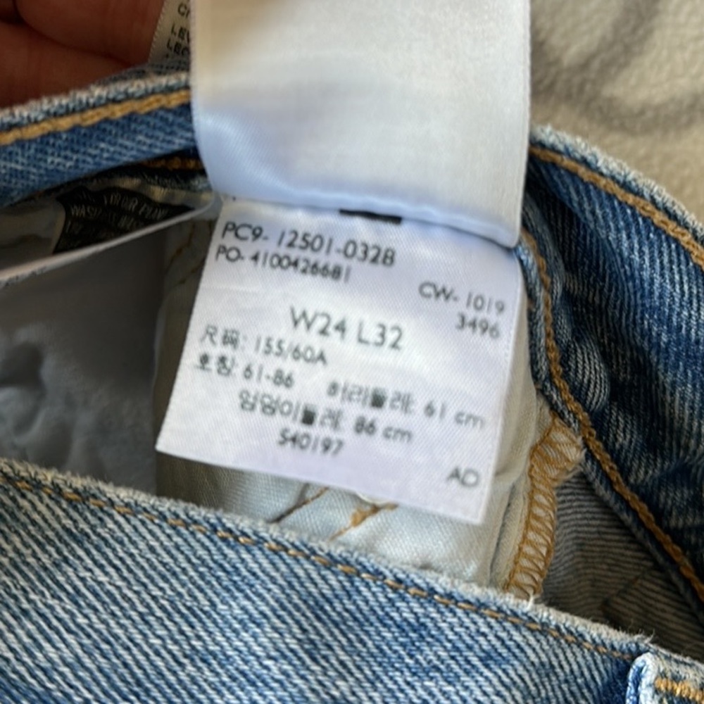 Levi’s 501 High Rise Ripped Jeans - Picture 9 of 9